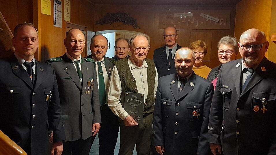 Hubertussch&uuml;tzen, Kircherlverein und Engelsh&uuml;tter FFW feierten mit Matthias Seidl.