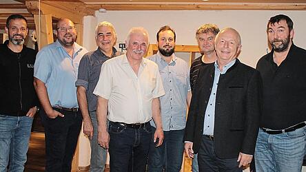 Die neue Vorstandschaft der FWG Zenching/Nößwartling (von links): Daniel Rädlinger, Martin Macht, Konrad Rieger, Xaver Vogl, Xaver Neumaier, Hubert Amberger, Xaver Macht und Thomas Fischer.