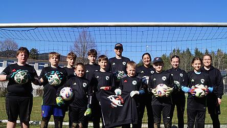 Ein Gruppenfoto der Absolventen der &bdquo;Torwarthelden-Fabrik&ldquo;, die derzeit ein Feriencamp mit Amanda (5.v.r.) und Marcus Stahl (7.v.r.) in Lohberg durchlaufen.