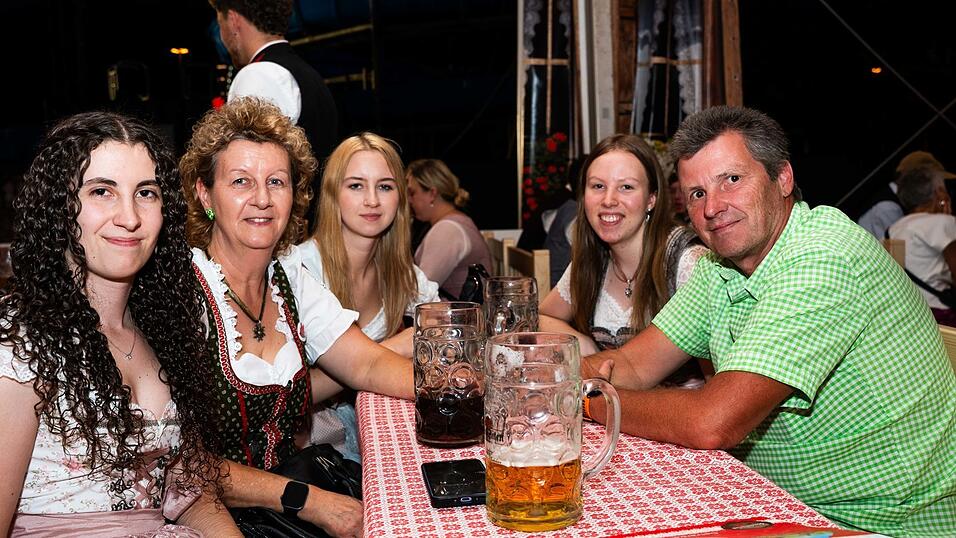 Die Partybilder vom Montag, 17. August, aus dem Festzelt Greindl. Die Partybilder vom Montag, 17. August, aus dem Festzelt Greindl.