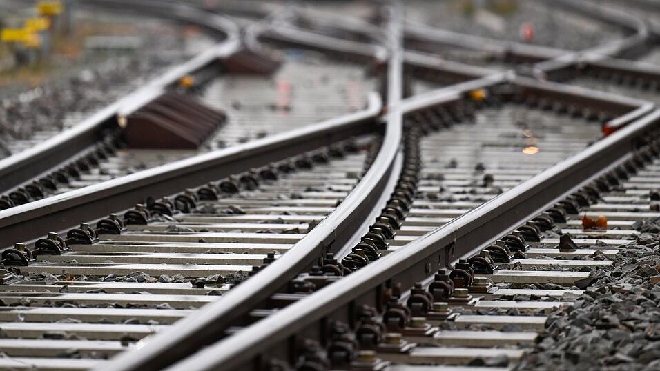 F&uuml;r die Nutzung der Schieneninfrastruktur m&uuml;ssen Verkehrsunternehmen Geld an die DB InfraGo zahlen. (Archivbild)