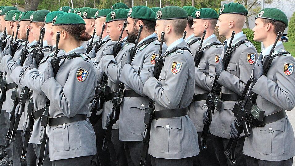 Staatskanzleichef und Staatsminister Florian Herrmann stattete heuer der Nordgaukaserne einen Besuch ab. Der Appell erregte die Aufmerksamkeit der Öffentlichkeit. Und auch in ihrem Alltag sind die Soldaten in der Kreisstadt angekommen. Staatskanzleichef und Staatsminister Florian Herrmann stattete heuer der Nordgaukaserne einen Besuch ab. Der Appell erregte die Aufmerksamkeit der Öffentlichkeit. Und auch in ihrem Alltag sind die Soldaten in der Kreisstadt angekommen.