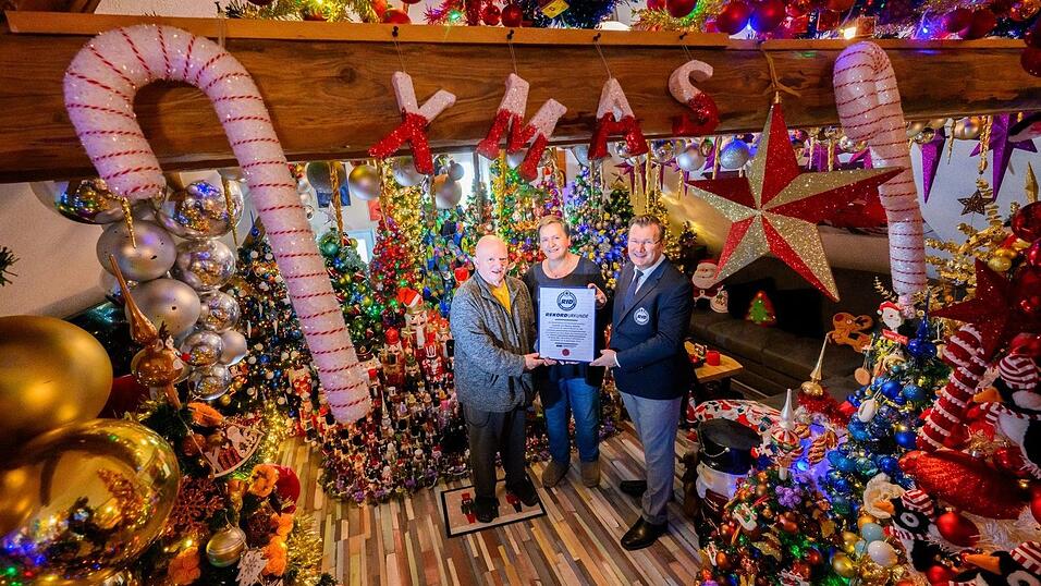 Das Rekord-Institut für Deutschland hat die Familie «für die meisten geschmückten Weihnachtsbäume an einem Ort» ausgezeichnet. Das Rekord-Institut für Deutschland hat die Familie «für die meisten geschmückten Weihnachtsbäume an einem Ort» ausgezeichnet.