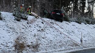 Nachdem der Wagen die drei Fahrstreifen gequert hatte, prallte er am Kopf der vier Meter hohen B&ouml;schung gegen einen Felsen. Deutlich zu sehen die Fahrspur auf der B&ouml;schung.