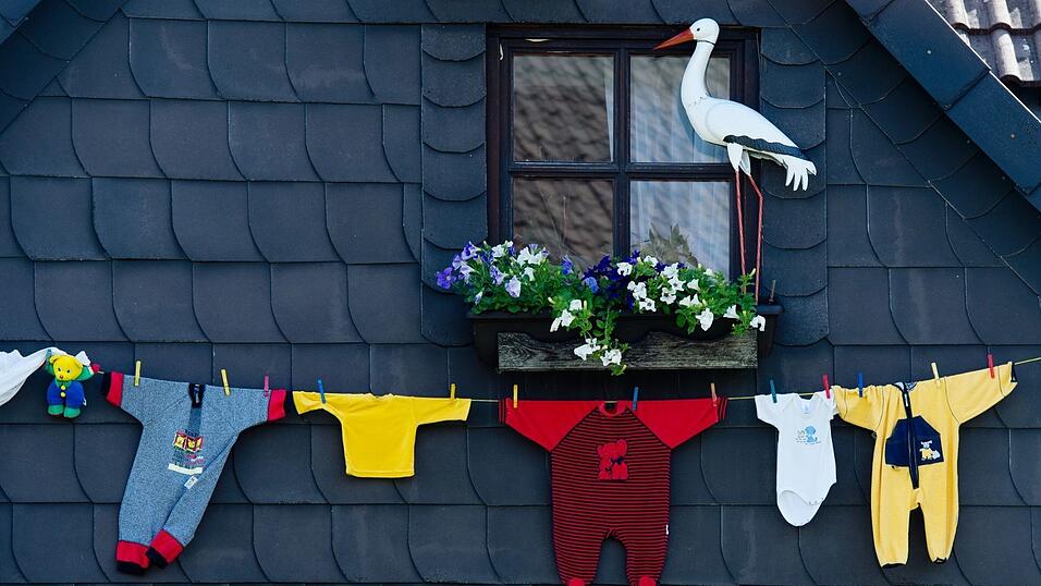 Wer ein Kind bekommt, hat oft erstmal keinen Kopf f&uuml;r Papierkram. (Archivbild)