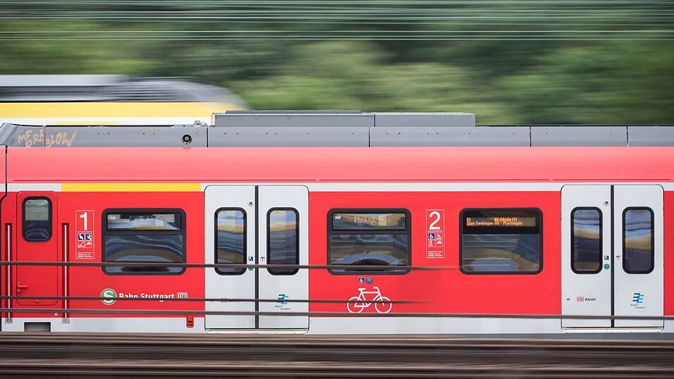 Eine S-Bahn ist in Nordrhein-Westfalen in eine herabh&auml;ngende Oberleitung gefahren. (Symboldbild)
