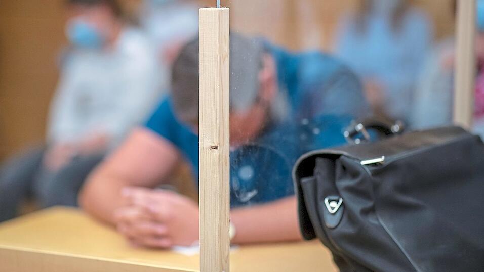 Mit gesenktem Kopf sitzt der Polizeischüler am Dienstag im Sitzungssaal. Er hatte seinen Mitschüler aus Versehen mit einer Pistole in den Kopf geschossen. Ein Jahr und drei Monate auf Bewährung lautet das Urteil. Mit gesenktem Kopf sitzt der Polizeischüler am Dienstag im Sitzungssaal. Er hatte seinen Mitschüler aus Versehen mit einer Pistole in den Kopf geschossen. Ein Jahr und drei Monate auf Bewährung lautet das Urteil.