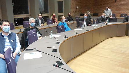 Die anwesenden Mitglieder des F&ouml;rdervereins 'Jugendarbeit Straubing-Bogen' im Sitzungssaal des Landratsamtes mit Vorsitzendem Hans Kienberger (stehend).