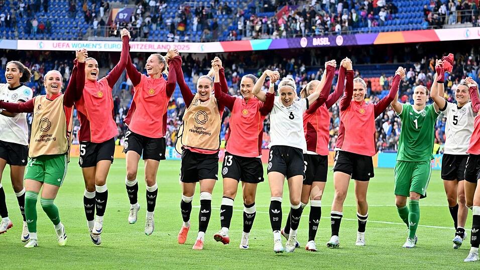 Die deutschen Fußballerinnen feiern den 2:1-Sieg gegen Dänemark.