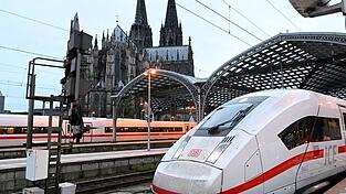 1.300 Züge pro Tag, Hunderttausende Reisende: Der Kölner Hauptbahnhof ist eine zentrale Drehscheibe für den Bahnverkehr. (Archivbild) 1.300 Züge pro Tag, Hunderttausende Reisende: Der Kölner Hauptbahnhof ist eine zentrale Drehscheibe für den Bahnverkehr. (Archivbild)