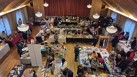 Um die 50 Aussteller waren in den Postsaal gekommen. Ihre Waren weckten das Interesse zahlreicher Besucher.