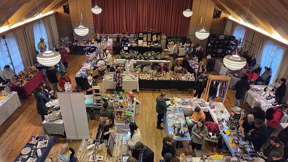 Um die 50 Aussteller waren in den Postsaal gekommen. Ihre Waren weckten das Interesse zahlreicher Besucher.