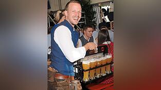 Oliver Bartl bedient nicht nur auf dem Landauer Volksfest. Eine Begegnung, die ihm in Erinnerung geblieben ist, hatte er etwa auf dem Münchner Oktoberfest. Oliver Bartl bedient nicht nur auf dem Landauer Volksfest. Eine Begegnung, die ihm in Erinnerung geblieben ist, hatte er etwa auf dem Münchner Oktoberfest.
