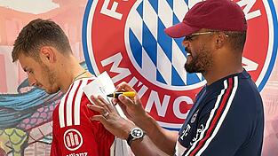 Trainer Vincent Kompany (r) malt - und Josip Stanisic muss raten. Trainer Vincent Kompany (r) malt - und Josip Stanisic muss raten.