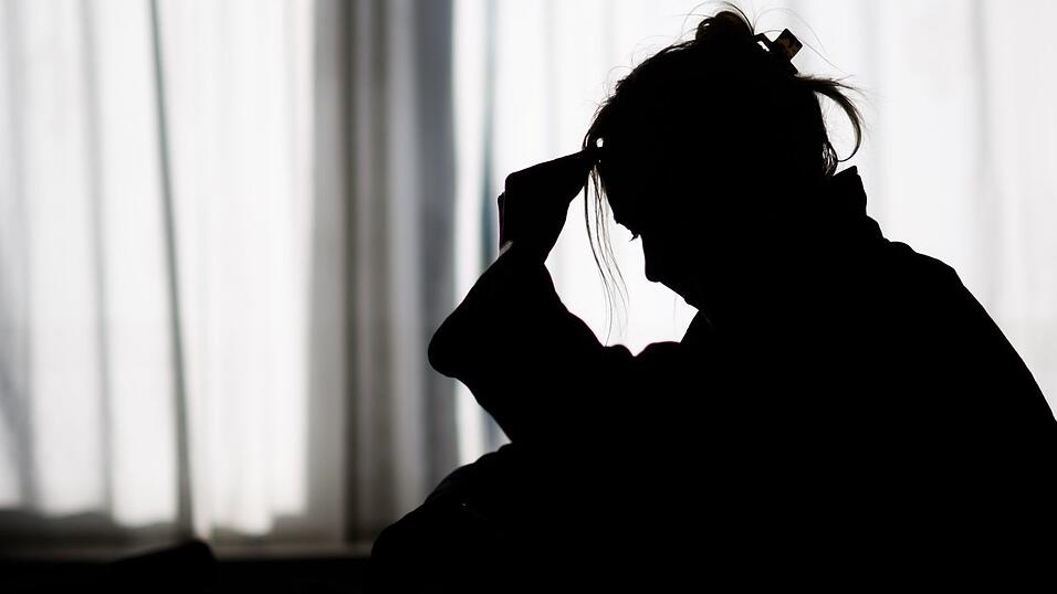 Depressionen ziehen laut AOK Bayern langwierige Krankschreibungen nach sich. (Symbolbild) Depressionen ziehen laut AOK Bayern langwierige Krankschreibungen nach sich. (Symbolbild)