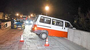 Kurioses Bild: Der VW-Bus durchbrach die Balustrade der Steinernen Brücke und hing mit der Vorderachse über das Bauwerk hinaus. Kurioses Bild: Der VW-Bus durchbrach die Balustrade der Steinernen Brücke und hing mit der Vorderachse über das Bauwerk hinaus.