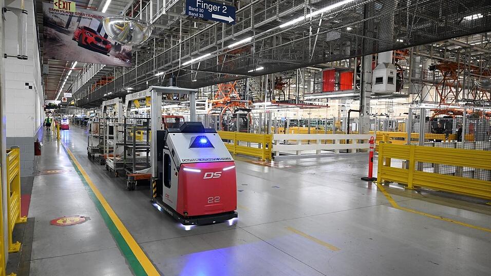 Ein Blick in die Produktionshalle. Im Vordergrund f&auml;hrt einer der autonomen Transporter.