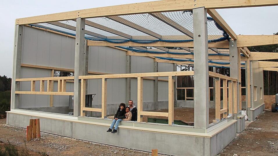 Jürgen Wittmann mit seiner Frau Avou und Sohn Simon freuen sich über den Neubau im Industriegebiet Sanddickicht. Jürgen Wittmann mit seiner Frau Avou und Sohn Simon freuen sich über den Neubau im Industriegebiet Sanddickicht.