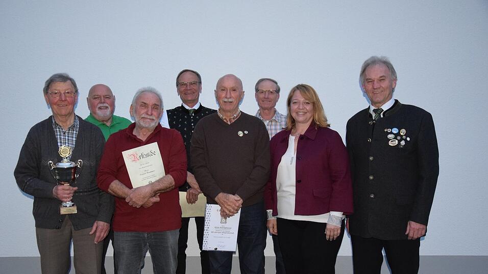 Die Geehrten mit Gausch&uuml;tzenmeisterin Heinke Gschl&ouml;ssl (2. v.r.) und Sch&uuml;tzenmeister Rudolf Jackermayer (1. v.r.).