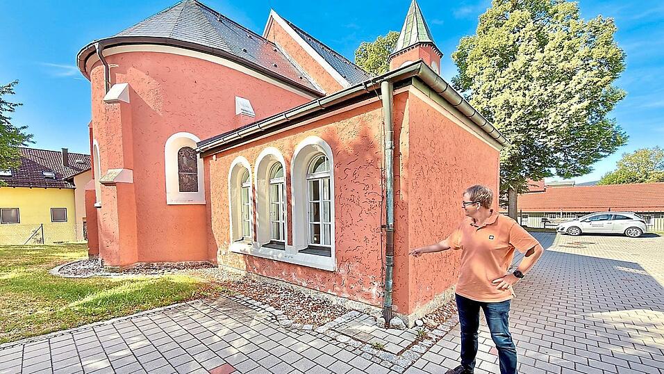 „Hier drückt das Wasser an die Wand“: Pfarrer Dr. Michael Rummel zeigt auf das Problem am nördlichen Anbau. „Hier drückt das Wasser an die Wand“: Pfarrer Dr. Michael Rummel zeigt auf das Problem am nördlichen Anbau.