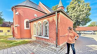 „Hier drückt das Wasser an die Wand“: Pfarrer Dr. Michael Rummel zeigt auf das Problem am nördlichen Anbau. „Hier drückt das Wasser an die Wand“: Pfarrer Dr. Michael Rummel zeigt auf das Problem am nördlichen Anbau.