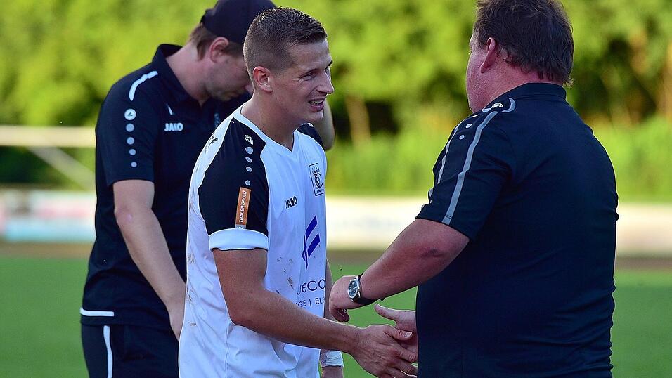 Hatten großen Anteil am vorzeitigen Klassenerhalt: (v.l.) Trainer Thomas Seidl, Roman Artemuk und Sportkoordinator Andreas Schäfer. Hatten großen Anteil am vorzeitigen Klassenerhalt: (v.l.) Trainer Thomas Seidl, Roman Artemuk und Sportkoordinator Andreas Schäfer.