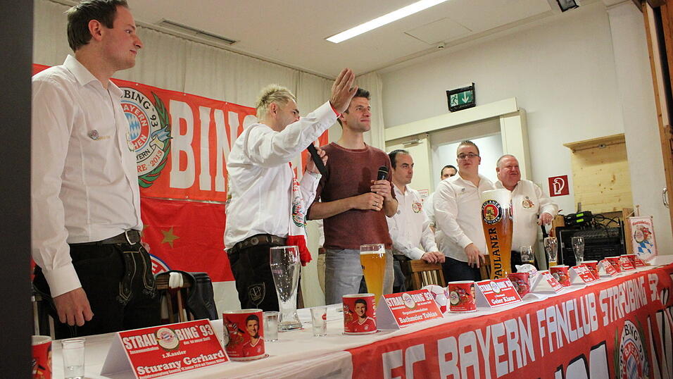 Thomas Müller besuchte am Sonntagnachmittag den 'FC Bayern-Fanclub Straubing '93'. (Foto: Fabian Roßmann) Thomas Müller besuchte am Sonntagnachmittag den 'FC Bayern-Fanclub Straubing '93'. (Foto: Fabian Roßmann)