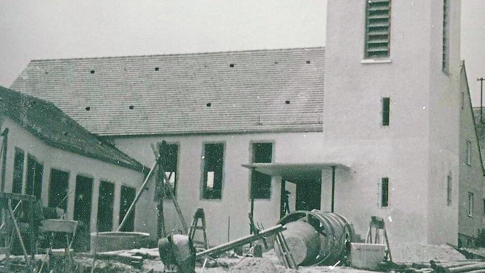 Im Jahre 1956 wurde die evangelische Erlöserkirche gebaut, nachdem die Gemeinde enorm gewachsen war. Im Jahre 1956 wurde die evangelische Erlöserkirche gebaut, nachdem die Gemeinde enorm gewachsen war.