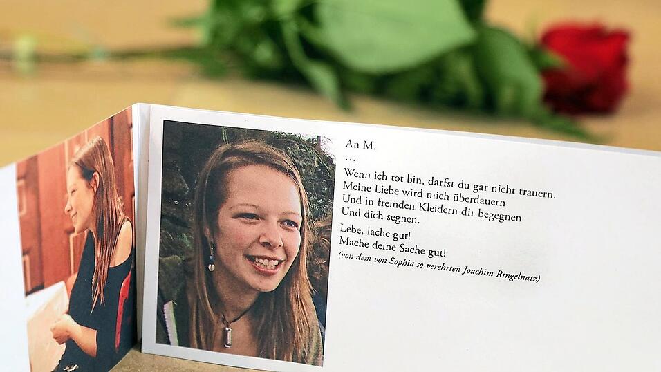 Mit Fotos und einem Ringelnatz-Gedicht hatten sich Angehörige und Freunde von Sophia Lösche im Sommer 2018 bei einer bewegenden Trauerfeier von der ermordeten Studentin verabschiedet. Mit Fotos und einem Ringelnatz-Gedicht hatten sich Angehörige und Freunde von Sophia Lösche im Sommer 2018 bei einer bewegenden Trauerfeier von der ermordeten Studentin verabschiedet.