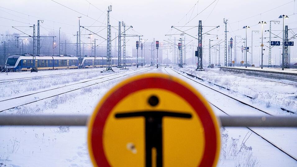 Das Winterwetter hat den Bahnverkehr schwer getroffen. Das Winterwetter hat den Bahnverkehr schwer getroffen.