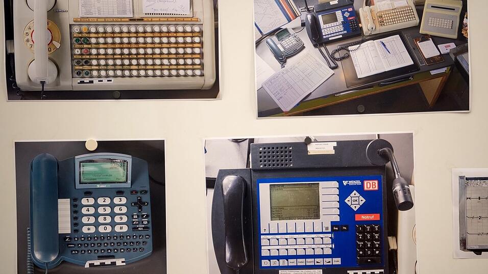 Polizeifotos des Arbeitsplatzes und Einzelaufnahmen der Diensttelefone werden bei dem Prozess gegen den Fahrdienstleiter gezeigt. (Archivfoto)