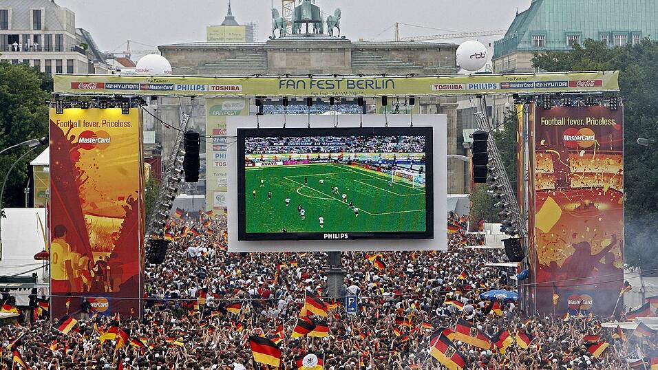 Die Fanmeile am Brandenburger Tor war 2006 bestens gef&uuml;llt. (Archivbild)