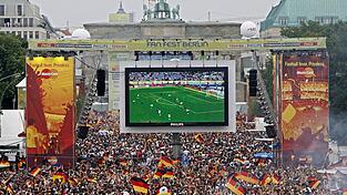Die Fanmeile am Brandenburger Tor war 2006 bestens gef&uuml;llt. (Archivbild)