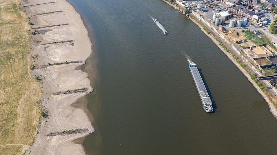 Schiffe fahren im Rhein in der vorgesehenen Fahrrinne - solange sie noch tief genug ist.