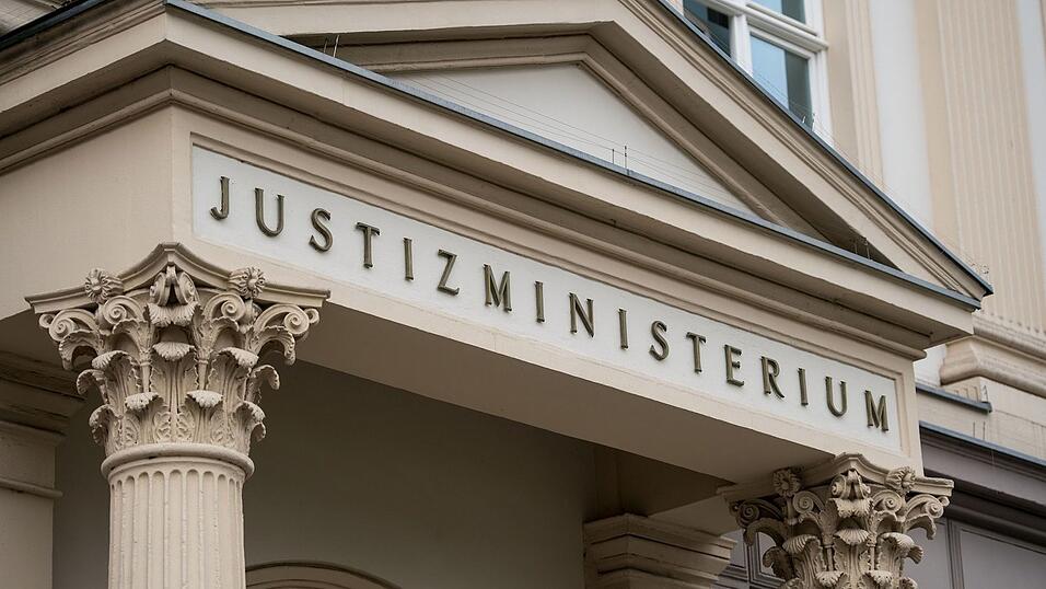 Das Eingangsportal des nordrhein-westfälischen Justizministeriums in Düsseldorf. (Archivbild) Das Eingangsportal des nordrhein-westfälischen Justizministeriums in Düsseldorf. (Archivbild)
