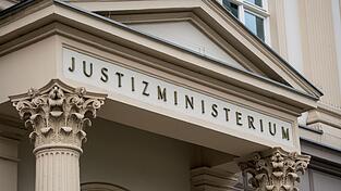 Das Eingangsportal des nordrhein-westfälischen Justizministeriums in Düsseldorf. (Archivbild) Das Eingangsportal des nordrhein-westfälischen Justizministeriums in Düsseldorf. (Archivbild)