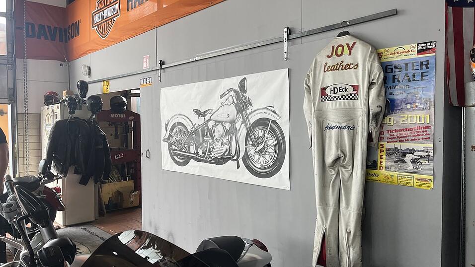 Ein alter Leder-Rennanzug in der Werkstatt der Familie Datzer. Ein alter Leder-Rennanzug in der Werkstatt der Familie Datzer.