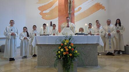 Pfarrer Stefan Haimerl mit Konzelebrant Msgr. Dr. Bauer und den Ministranten.