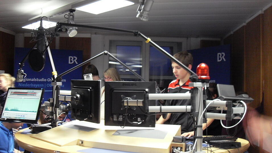 Zum Einsprechen des Hörspiels ging es für die Klasse nach Regensburg in ein Tonstudio des BR. (Foto: Susanne Meier)
