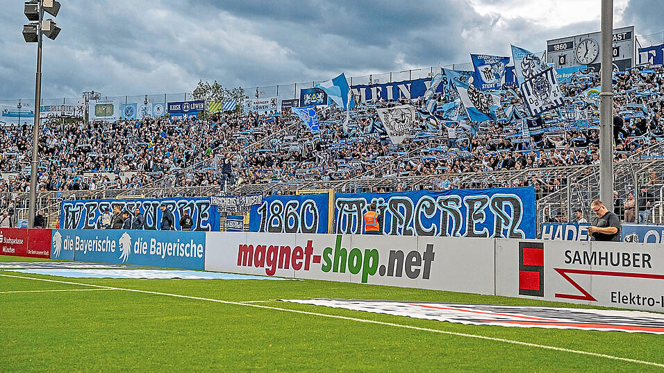 Im Grünwalder Stadion stehen die Fans wie eh und je ohne Dach überm Kopf. Im Grünwalder Stadion stehen die Fans wie eh und je ohne Dach überm Kopf.