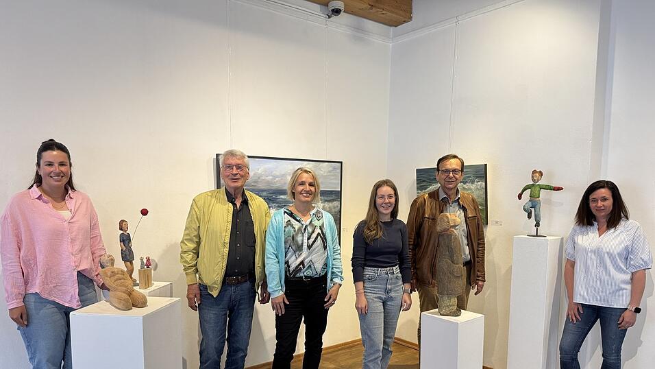 Teresa Greil (v.l.), die beiden K&uuml;nstler Klaus Zeising und Birgit Stern, Lea Eggenm&uuml;ller, B&uuml;rgermeister Franz Wittmann, Sandra Wenig