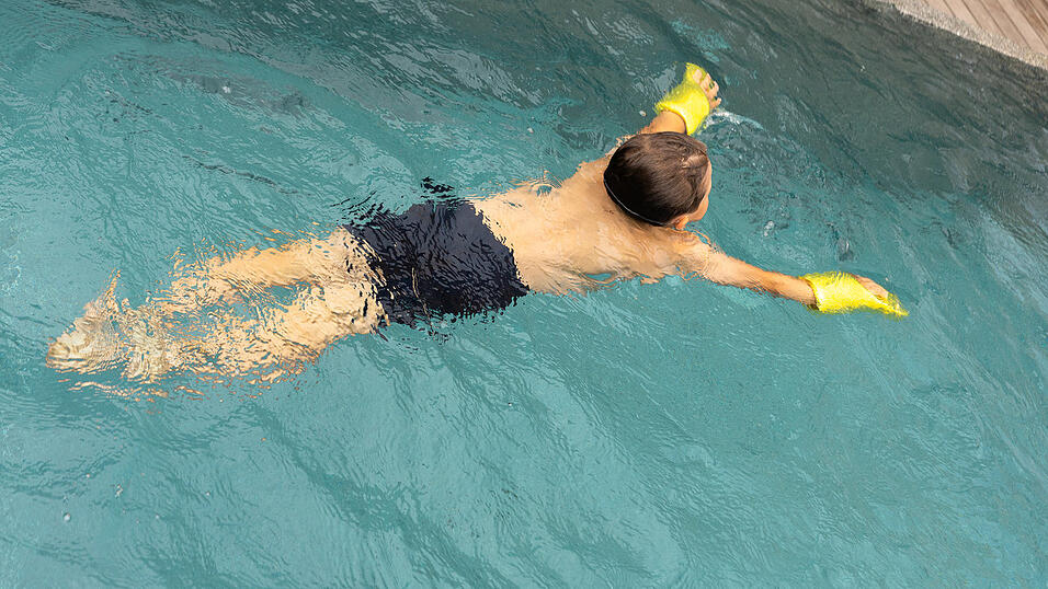 Mit den Schwimml&ouml;ffeln sollen Kinder laut Benedikt Zeindl von Anfang an die richtige K&ouml;rperhaltung beim Schwimmen erlernen k&ouml;nnen.
