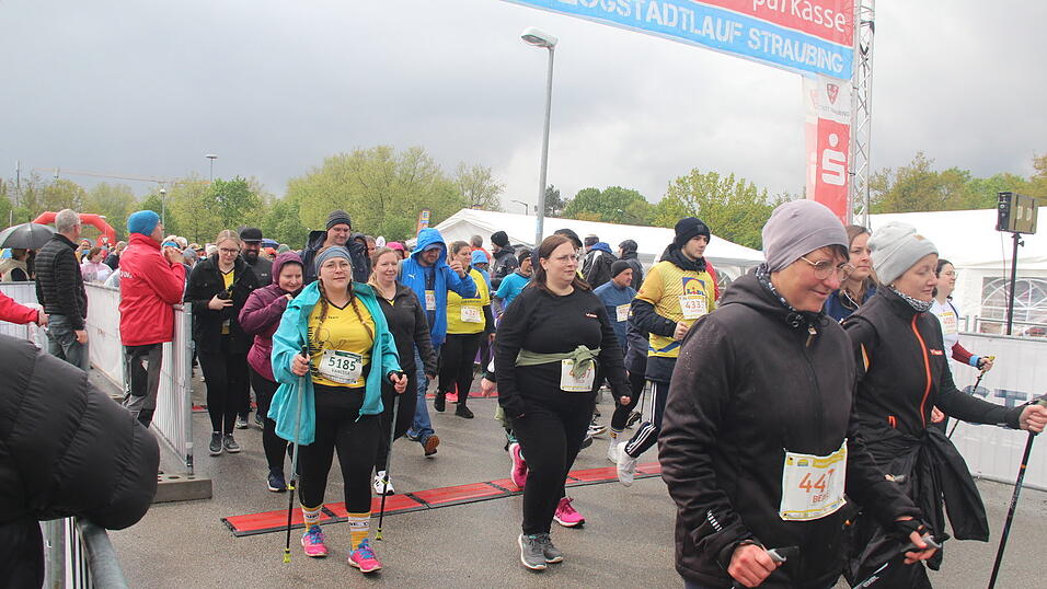 Auch die großen Herzogstadtläufer ließen sich wie schon die Kleinen am Samstag durch das nasskalte Aprilwetter den Spaß am Sport unter freiem Himmel nicht verderben.