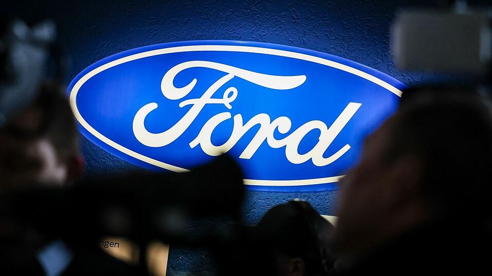 Ein Firmenschild des Autobauers Ford bei einer Betriebsversammlung Ende 2024: Das Unternehmen macht schwierige Zeiten durch. Ein Firmenschild des Autobauers Ford bei einer Betriebsversammlung Ende 2024: Das Unternehmen macht schwierige Zeiten durch.