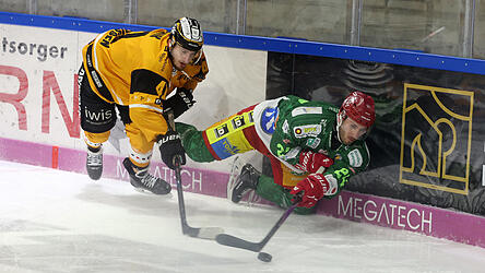 Auch in der ungewohnten Rolle als Verteidiger beweist derzeit Niklas Pill (in gr&uuml;n) seine St&auml;rke und erntet ein gro&szlig;es Lob von Trainer Fratkin.