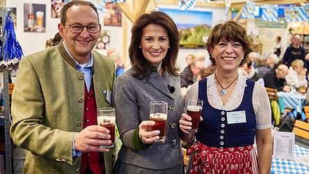 Mark Pfeffer, Landwirtschaftsministerin Michaela Kaniber und Elisabeth Pfeffer am Stand des Unternehmens in der Bayernhalle