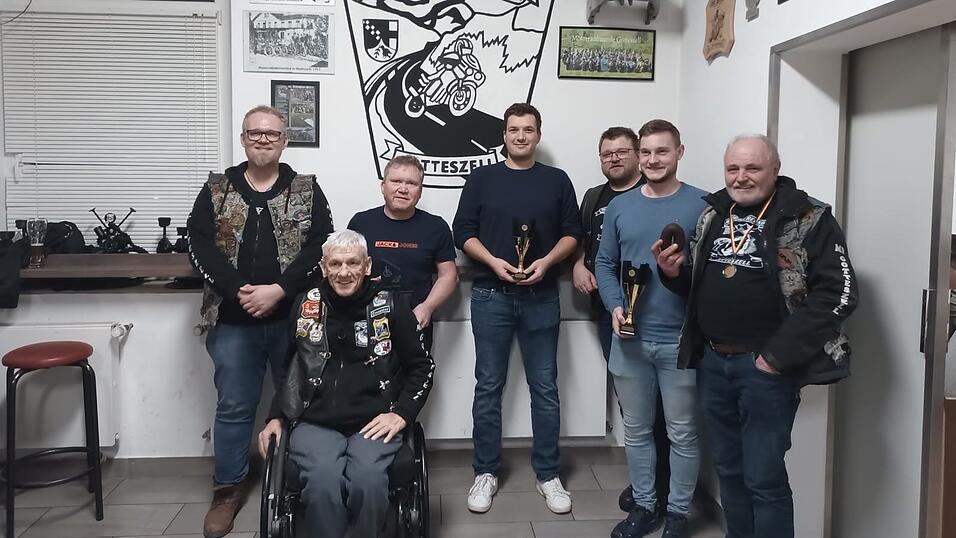 Vizepr&auml;sident Michael V&ouml;lkl M&uuml;ller (v.l.), Walter Kilger (vordere Reihe), diesj&auml;hriger Gewinner des Inklusions-TT-Turniers Hans Brunner, der Zweitplatzierte Fabian Freund, Pr&auml;sident Sepp Baumgartner, der Drittplatzierte Nick Ebner, der ehemalige Pr&auml;sident des MF Gotteszell Alois Nothaft