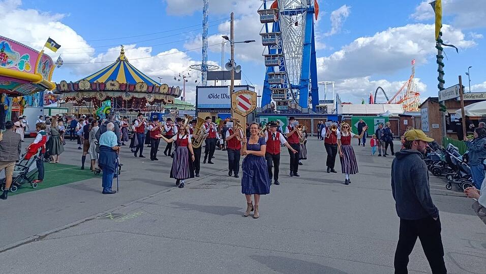 Heike Aichner fungierte spontan als Taferldirndl.