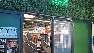 Grün ist die Farbe der Hoffnung. Im Fall der neuen Markthalle im Parkhaus am Dachauplatz hat sie sich nicht erfüllt. Das Konzept ist nicht aufgegangen, „City’s Garden“ wird schließen. Grün ist die Farbe der Hoffnung. Im Fall der neuen Markthalle im Parkhaus am Dachauplatz hat sie sich nicht erfüllt. Das Konzept ist nicht aufgegangen, „City’s Garden“ wird schließen.