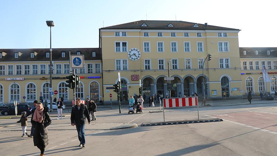 Gedr&auml;nge im Regensburger Hauptbahnhof. Mit Lautsprecherdurchsagen wurden die Besucher zu Ruhe und Ordnung ermahnt.
